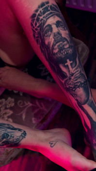 Wytatuowana milf zapewnia najbardziej przewrotną tłustą footjob w historii
