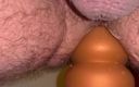 Anal Steve: Masivní dildo, které jde hluboko do mého zadku, téměř celou...