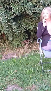 Sexy Reife Frau in Durchsichtigen Leggings.