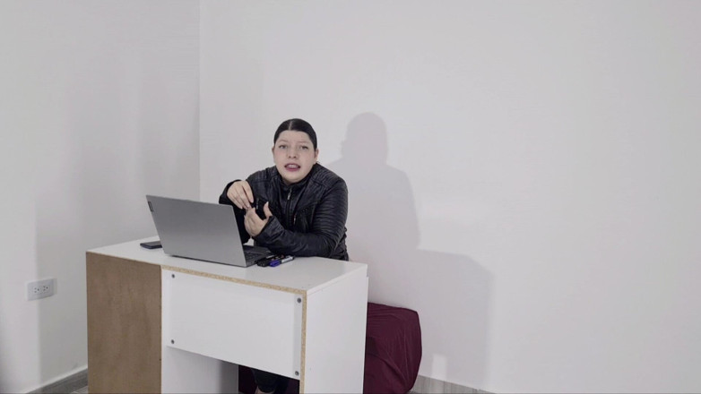 Alice H: Culo in ufficio