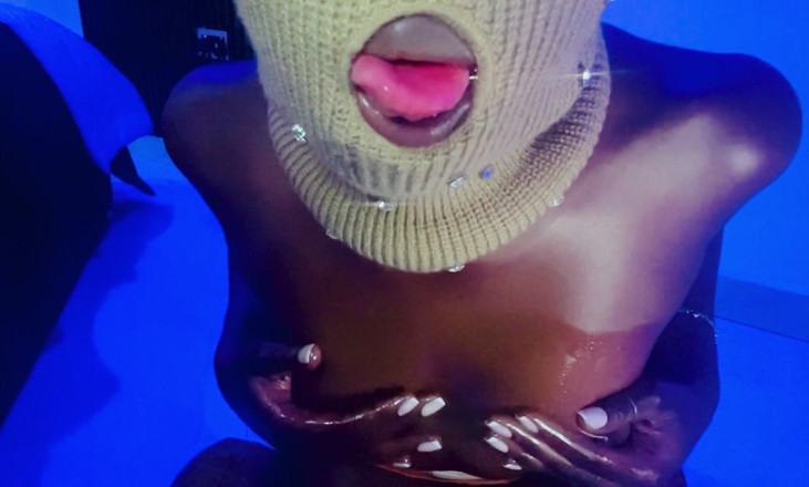 DivaHouz: Caliente delgada y gruesa diosa africana de ébano en primer plano...