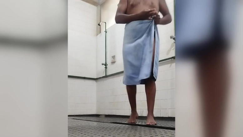 TheBlacKHunterr: 在俱乐部洗澡