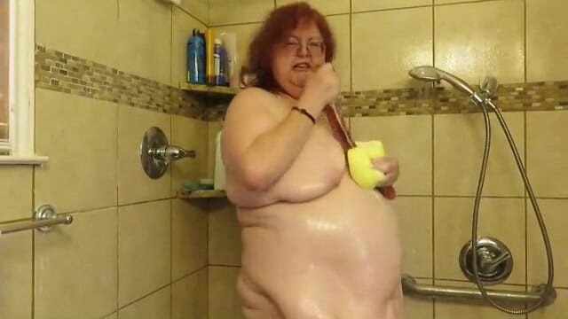 BBW nurse Vicki adventures with friends: Мийте душ моєю великою губкою і дражніть хлопця-мачухи