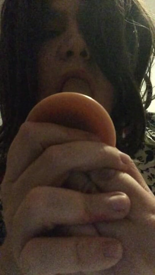 BifloXXX: Brunette crossdresser deepthroat dildo