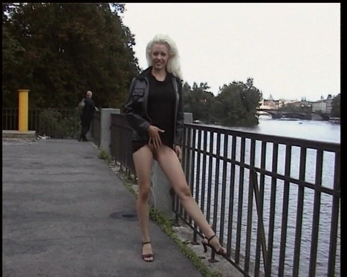 German's Fetish: Jest oszałamiającą blondynką z Niemiec pani, która lubi sikać publicznie