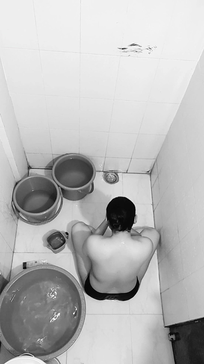 Khushboobhabi: Дези бхабхи принимал ванну в ванной