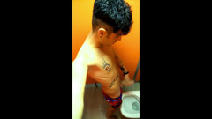 Idmir Sugary: An einem Tag im Waterpark - urinales pinkeln, fast erwischt, wichsen,...