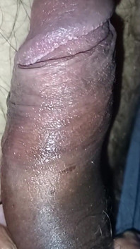 Je sors ma bite de mon short et joue avec son prépuce et son pré-éjac