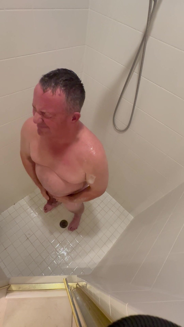 GottaLuvBB: Cam unter der dusche