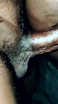 La ragazza di 18 anni appena sposata insoddisfatta si fa un ditalino a orgasmo e si masturba la figa bagnata