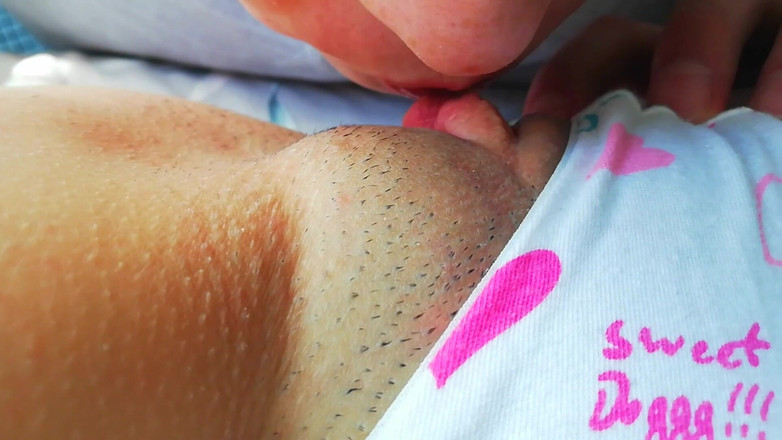 Squirt_orgasm_69: 義理の妹がクンニでオーガズムに達するのを手伝いました