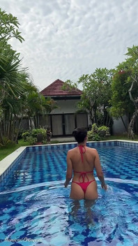 Dimineață de fitness în bikini sexy, transpirație, înot
