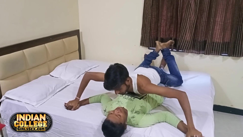 Indian college girls sex: Estudiante universitario indio follando duro durante sus estudios dándose una...