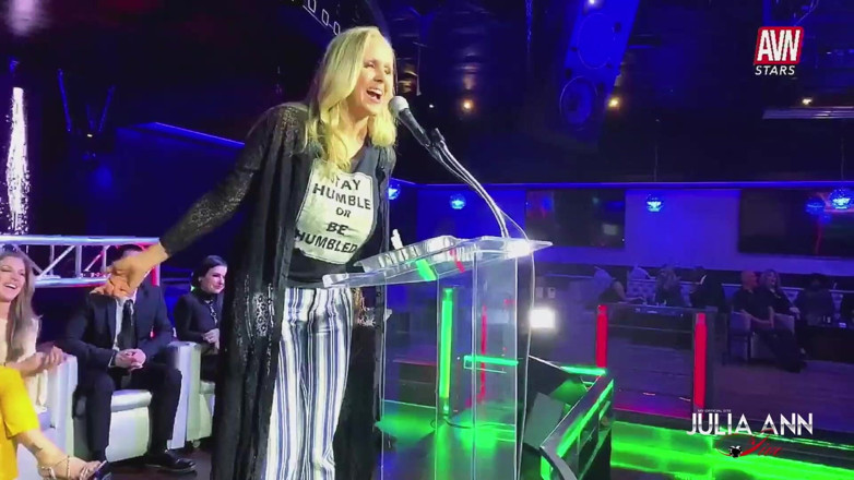 Julia Ann: รอบชิงชนะเลิศ Avn Roast ของกู!