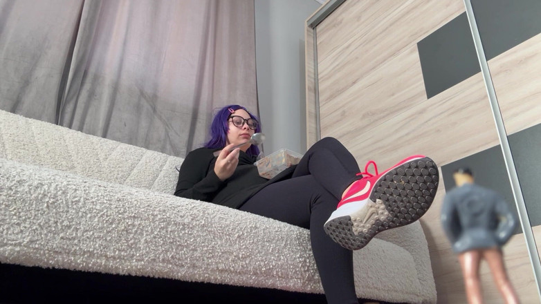 AmayaMori: La gigantessa sorprende un uomo piccolo che guarda