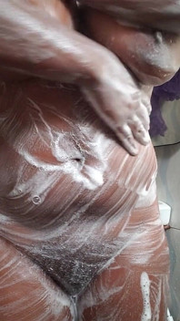 Купання в душі, масаж цицьок і пестощі пальцями дупи пизди раком