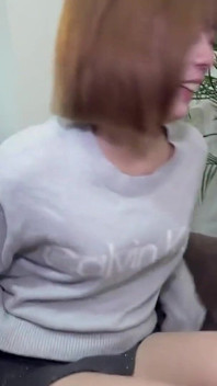 Peituda E Cup Gravure Model Yuu mostra seu brilho de pele justa enquanto o momento se transforma em um acabamento de gozada interna