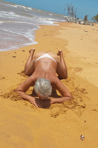 Ladysilvas: LadySilva кроссдрессер в трусиках на пляже, полный возбужденной в ее горячей заднице