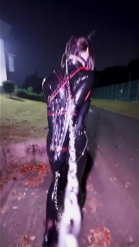 子犬の育ての祝日の2日目には、ゴム製の拘束具をつけて屋外を歩きました