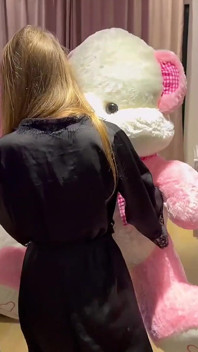 Seks met de vriendin van mijn beste vriend, die zichzelf aan mij gaf voor een teddybeer