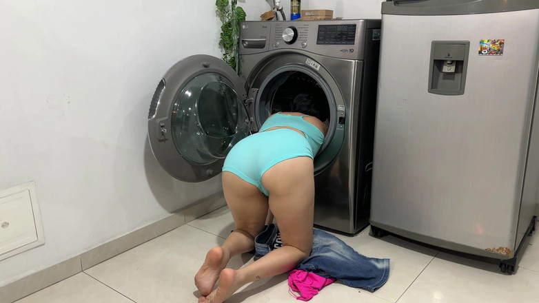 ManuelaAlvarez: Mi Hermanastra Queda Atorada En La Lavadora, Me Pongo Caliente...