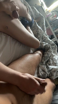 Masturbando juntos na cama