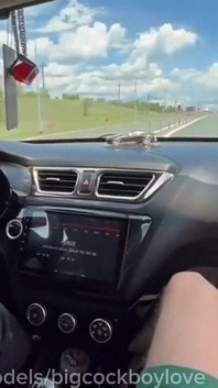 Honím taxikáře v autě přímo na dálnici, kolemjdoucí mě špehoval a já naléval sperma na sedadlo