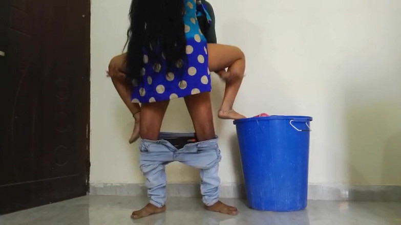 Divyax: 看到年轻的继妹享受放松，继兄弟给了一个屁股。