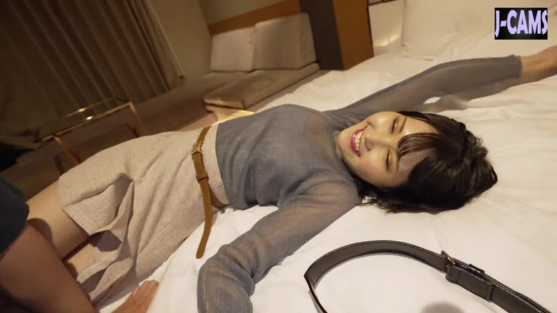 J-Cams: हर टकटकी के नीचे, नई लड़की वर्जित उत्तेजना के साथ कांपती है - 3