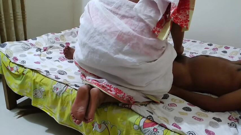 Aria Mia: Calda matrigna desi vieni nella stanza del figliastro e lo...