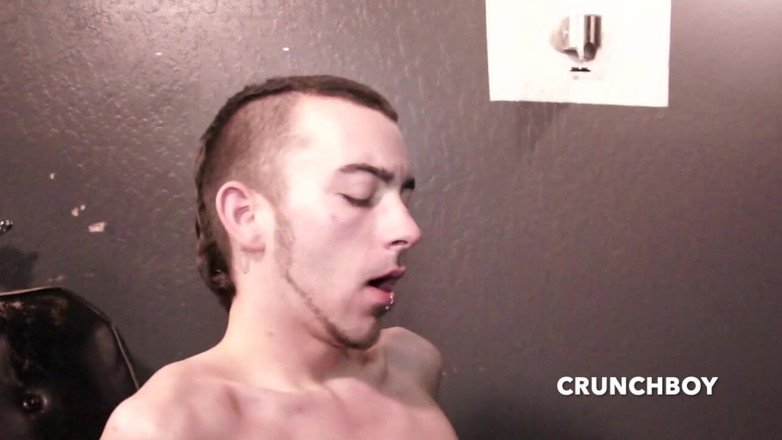 Bareback porn with straight boy: ストレートの友達をしゃぶり、生の精液を穴の中に使った