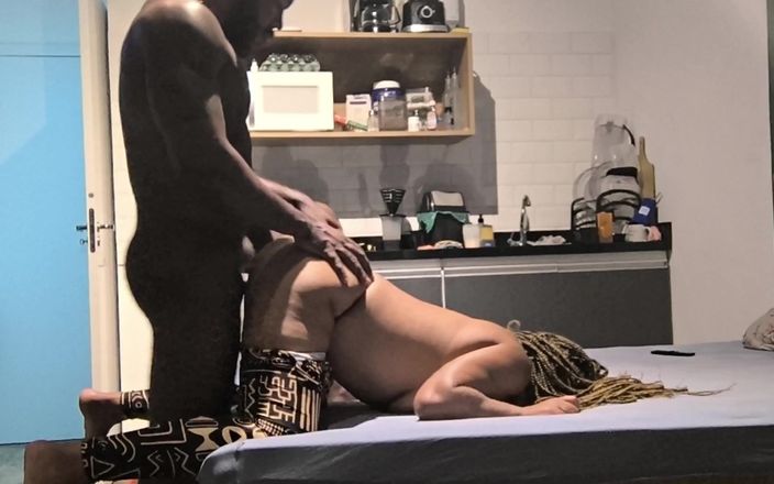 Nurseblack: Mulatt stor röv parading genom tunnelbanan och går till en...
