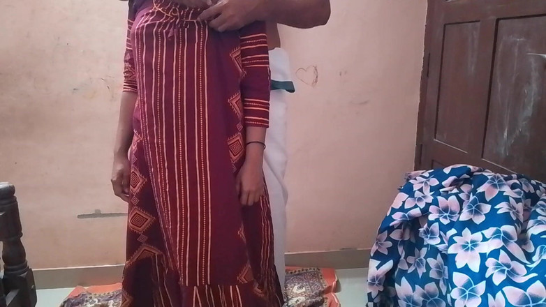 LEGSCOUPLE12: Gagică indiană din sat își expune corpul gol în fața iubitului ei