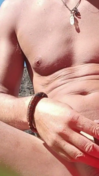 Seorang Lelaki Seksi Di Pantai Melancap Dan Meneguk Air Maninya.
