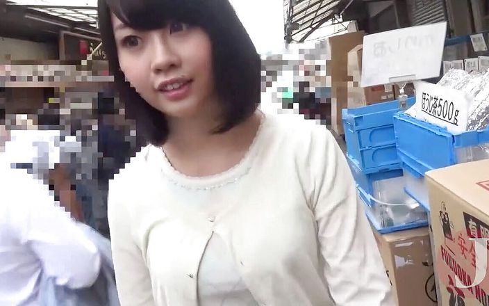 Asian happy ending: Encantadora oriental adolescente recogida para chupar polla dura