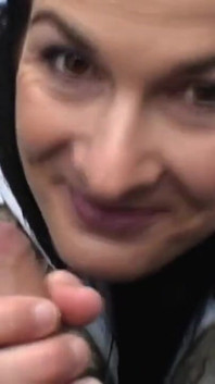 Stygg milf älskar att suga en främlings kuk utomhus