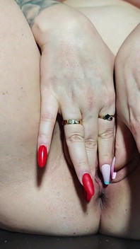 Peituda menina fuma um cigarro completamente nua e se masturba e finalmente faz xixi