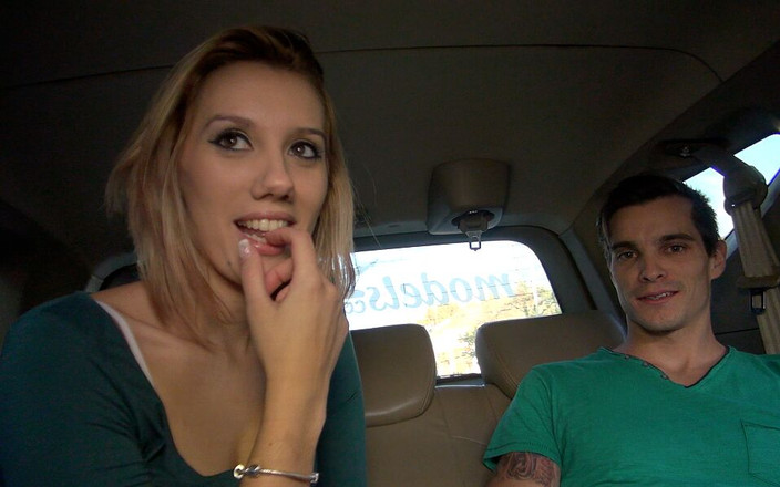 ADP Tube: Muhteşem götlü Portekizli kızı takside sikiyor