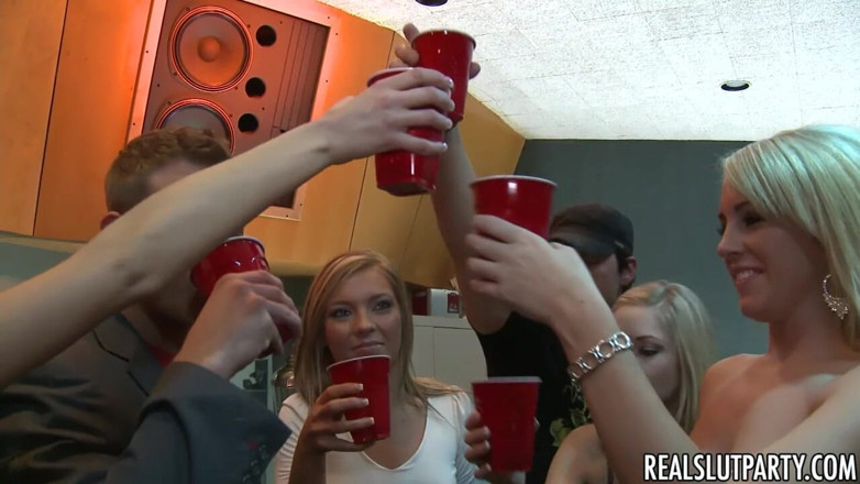 Real Slut Party: Real Slut Party - Penggemar Terbesar, atau Grup? Apakah penting pirang...