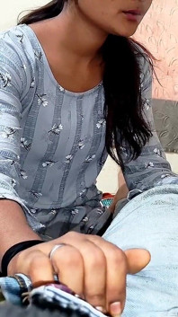 インド人の彼女がタバコを吸いながら手コキをした