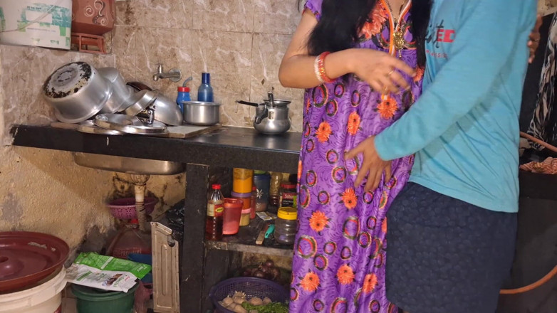 Shima kumari44: Hintli desi köylü yenge ve devar mutfakta sert sikişiyor xxx...