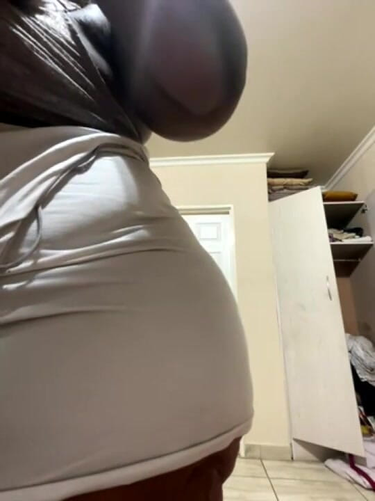 Legendary Booty Overdose: 丰满的胖熟女脱衣舞和奶子玩