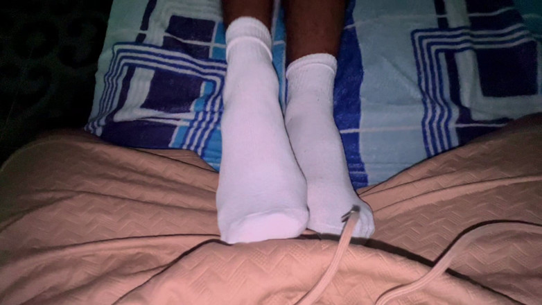 Mr Feet Colombia: Vergon Brune Se Masturbe Avec Sa Voisine En Chaussettes Blanches