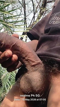 Garçon indien sexy dans une ferme