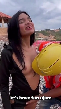 Une femme baise l’ouvrier parce que son mari est allé avec ses amis