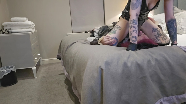 Bigtiddygoth: Slečna Ruby Pvc Domme Throat šuká Sissy Služku s obrovským černým připínákem,...