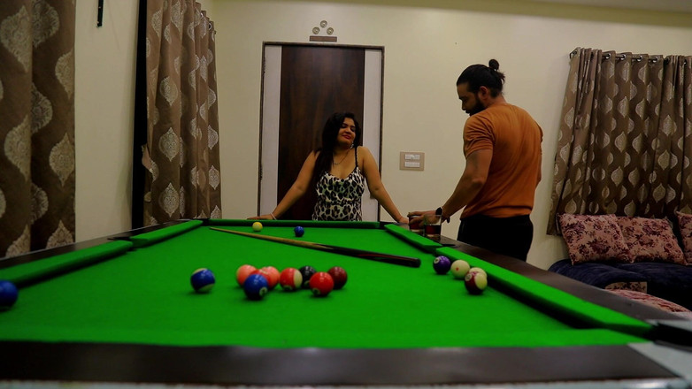 Triflicks: 女の子が男と賭けをした。彼が勝ったら、彼女は彼とセックスする