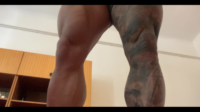 Jasons feet: Я сжимаю тебя, и ты станешь такой крошечной.