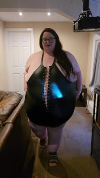 Sexy SSBBW zadek a břicho chůze v koženém obleku, část 2