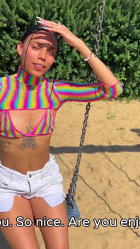 La piccola latina violeta grey viene rimorchiata nel parco pubblico per fare sesso feticismo del piede